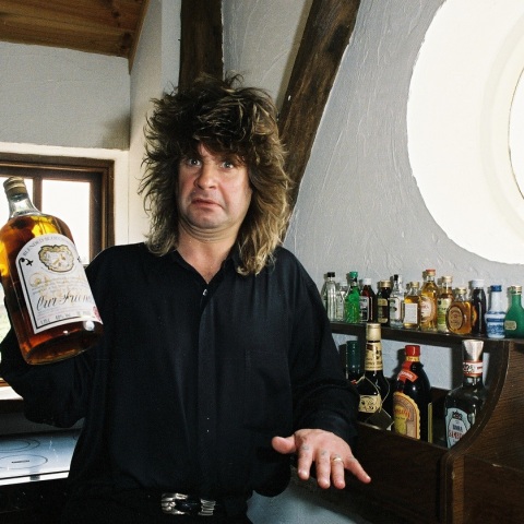 Ο Ozzy Osbourne στο σπίτι του κρατά ένα μπουκάλι ουίσκι