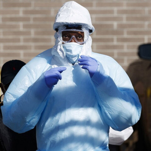 Υγειονομικός στις ΗΠΑ με προστατευτικό εξοπλισμό για τον κορωνοϊό