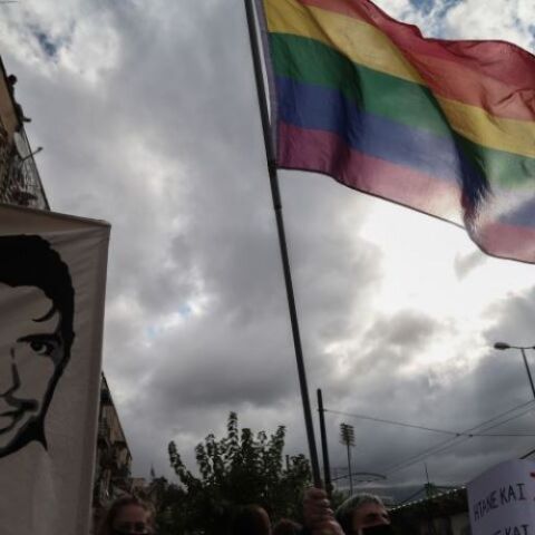 Σημαία με το πρόσωπο δολοφονημένου Ζακ Κωστόπουλου στο Athens Pride 