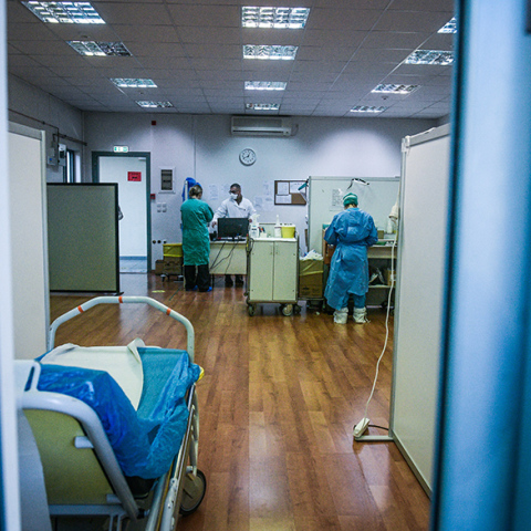 Ασπίδα προστασίας των γιατρών από τις μηνύσεις αρνητών 