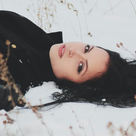 Ένα κορίτσι στα χιόνια.