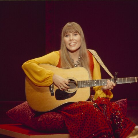 Η Joni Mitchell παίζει κιθάρα σε τηλεοπτική εκπομπή
