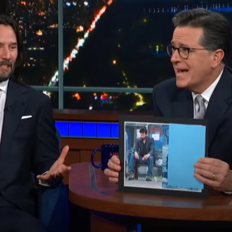 Ο Κιάνου Ριβς και ο Στέφεν Κόλμπερτ κατά τη διάρκεια της εκπομπής Late Show