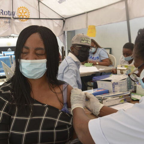 AstraZeneca: Αποτελεσματικό κατά 83% το κοκτέιλ αντισωμάτων