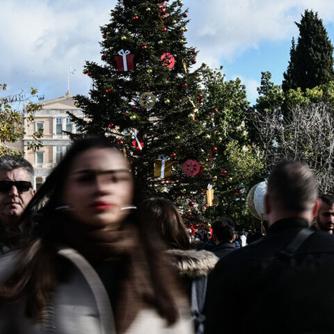 Πολίτες στη διάβαση πεζών στο Σύνταγμα (ΦΩΤΟ ΑΡΧΕΙΟΥ)