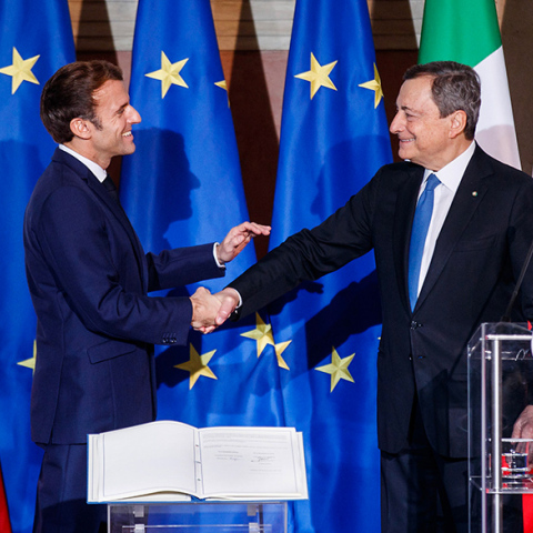 Ο Εμανουέλ Μακρόν και ο Μάριο Ντράγκι