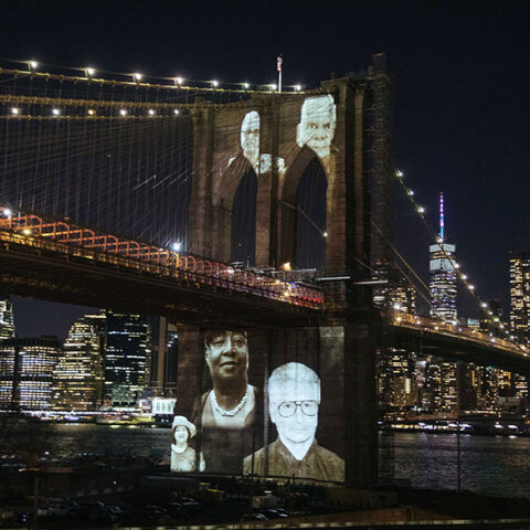 Εικόνες από πολίτες που πέθαναν από κορωνοϊό, προβάλλονται στη Γέφυρα του Μπρούκλιν στη Νέα Υόρκη