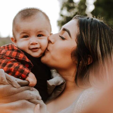 Μια μητέρα κρατάει αγκαλιά το μωρό της