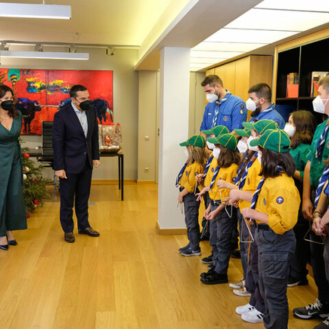 Ο Αλέξης Τσίπρας, πρόεδρος ΣΥΡΙΖΑ, ακούει τα κάλαντα παραμονή Χριστουγέννων 2021 στην Κουμουνδούρου