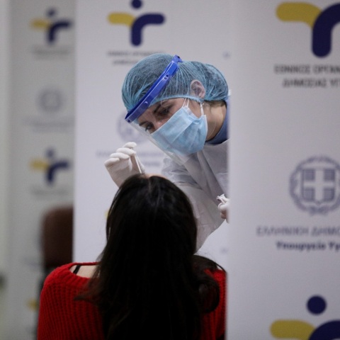 Νοσηλεύτρια πραγματοποεί rapid test σε γυναίκα