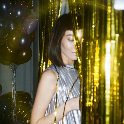 Ένα κορίτσι σε εορταστικό mood. 