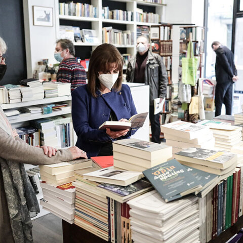 Η Κατερίνα Σακελλαροπούλου σε βιβλιοπωλείο στην Ακαδημίας παραμονή Χριστουγέννων
