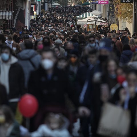 Πλήθος κόσμου στο κέντρο της Αθήνας 