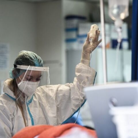 Κορωνοϊός: Αντιεμβολιαστής κόλλησε επίτηδες για το πιστοποιητικό και τελικά πέθανε η μητέρα του