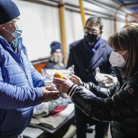 Η Κατερίνα Σακελλαροπούλου μοίρασε φαγητό σε άστεγους στον Πειραιά