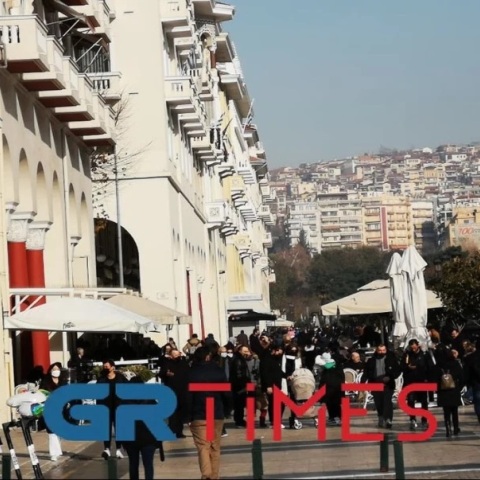 Στους δρόμους οι Θεσσαλονικείς ανήμερα των Χριστουγέννων