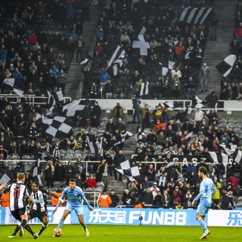 Ποδοσφαιρική αναμέτρηση ανάμεσα σε Νιούκαστλ και Μάντσερστερ Σίτι