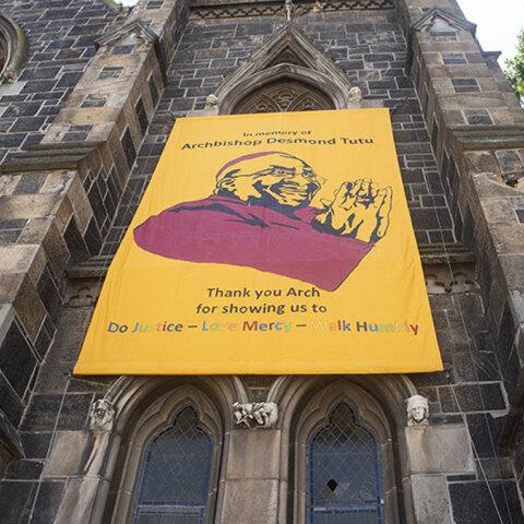 Η μορφή του αρχιεπισκόπου Ντέσμοντ Τούτου σε πανό έξω από τον καθεδρικό του Κέιπ Τάουν στη Νότια Αφρική