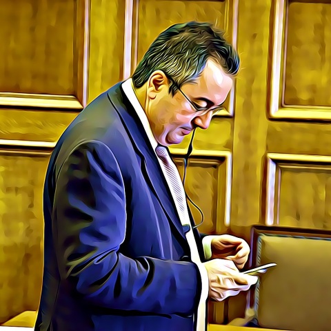 Εικονογράφηση που απεικονίζει τον καθηγητή Ηλία Μόσιαλο να κοιτά το smartphone του