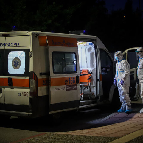 Ασθενοφόρο του ΕΚΑΒ για τη μεταφορά ασθενών με κορωνοϊό