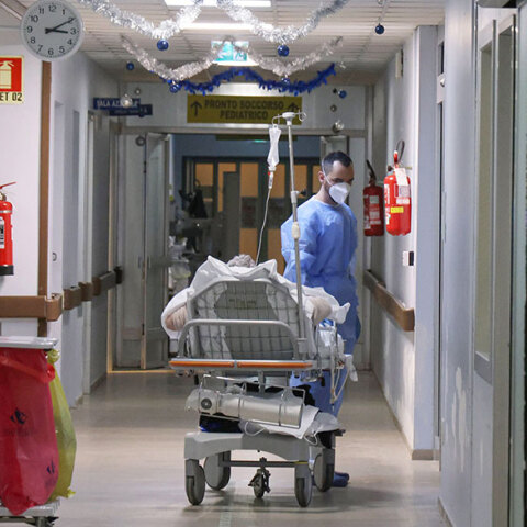 Υγειονομικός με μάσκα για κορωνοϊό σε νοσοκομείο στην Ιταλία