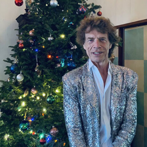 Ο Μικ Τζάγκερ μπροστά στο χριστουγεννιάτικο δέντρο