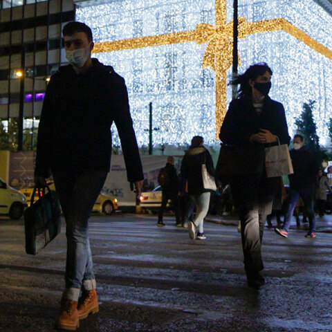 Πολίτες με μάσκα για κορωνοϊο στη χριστουγεννιάτικη Αθήνα