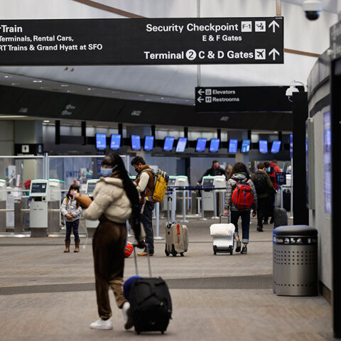 Κοπέλα με μάσκα για κορωνοϊό στο αεροδρόμιο του Σαν Φρανσίσκο παραμονή Χριστουγέννων