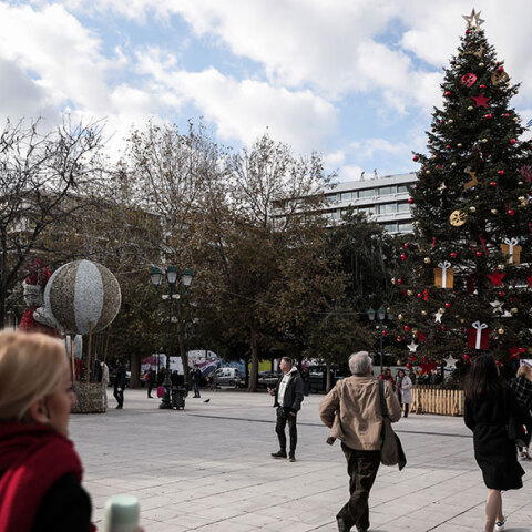 Πολίτες στο χριστουγεννιάτικα στολισμένο Σύνταγμα