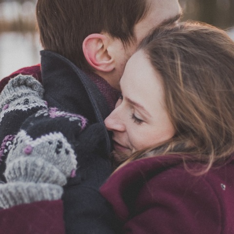 Ένα ζευγάρι αγκαλιάζεται.