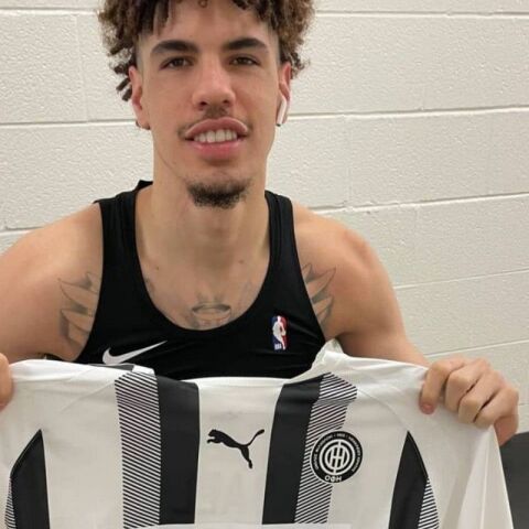 Ο σούπερ σταρ των Χόρνετς ΛαΜέλο Μπολ με φανέλα του ΟΦΗ