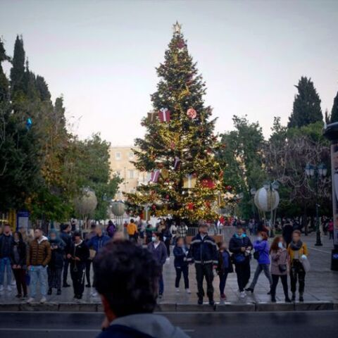 Πολίτες με μάσκα για τον κορωνοϊό στο Σύνταγμα © EUROKINISSI 