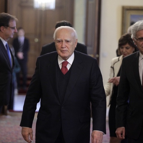 Κάρολος Παπούλιας: Με τιμές αρχηγού κράτους η κηδεία του