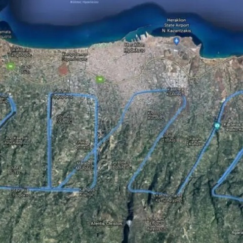 Οι πιλότοι, Κατερίνα Καλλιγιαννάκη και Νίκος Μακράκης, «ζωγράφισαν» ένα τεράστιο 2022 πάνω από την Κρήτη.