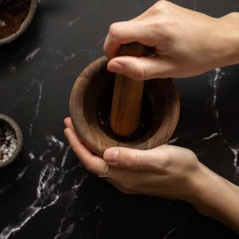 Συνταγή για scrub χεριών με υλικά που θα βρεις στο ντουλάπι σου