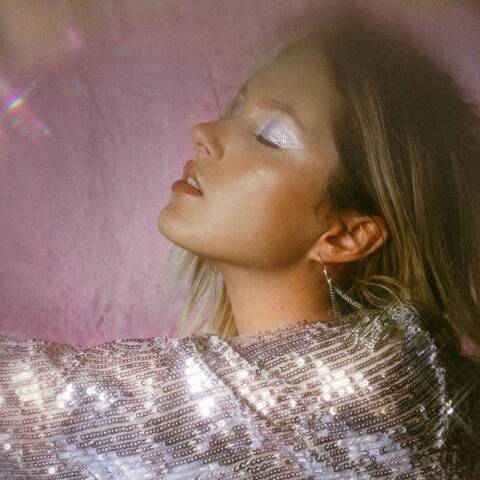 Ξανθιά κοπέλα με λαμέ μπλούζα