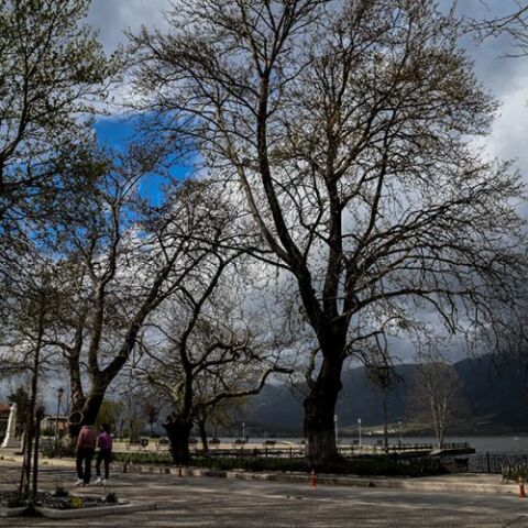 Ο καιρός με τον Σάκη Αρναούτογλου: Συννεφιές με ενισχυμένους βοριάδες την Πέμπτη (video)