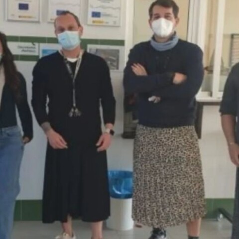 Ισπανοί καθηγητές έβαλαν φούστες και έβαψαν τα νύχια τους για να στηρίξουν τρανς μαθητή