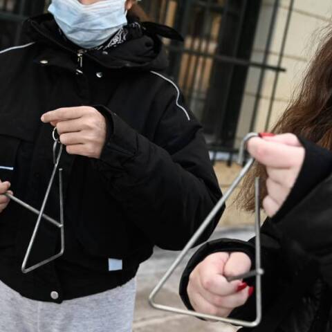 Παιδιά λένε τα κάλαντα σε δρόμο της Αθήνας