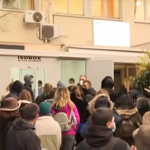 Το Πρωτοχρονιάτικο ρεβεγιόν δημιούργησε ουρές στα φαρμακεία για rapid test