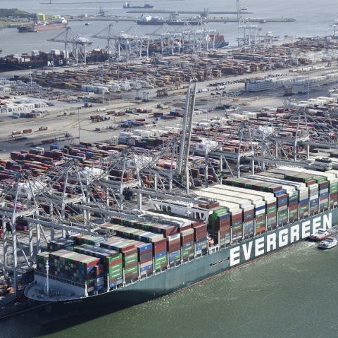 Το πλοίο Ever Green που έχει προσαράξει στη Διώρυγα του Σουέζ