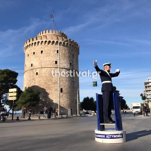 Θεσσαλονίκη: Στο «βαρέλι» επέστρεψε και πάλι φέτος, παραμονή Πρωτοχρονιάς, ο τροχονόμος	