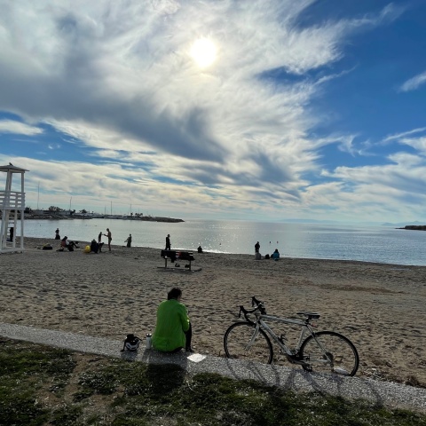 Άνθρωποι σε παραλία της Αθήνας την πρωτοχρονιά