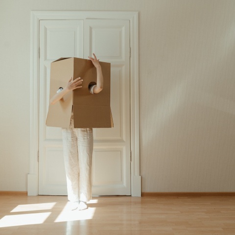 Άνθρωπος που φορά χάρτινη κούτα στο κεφάλι του