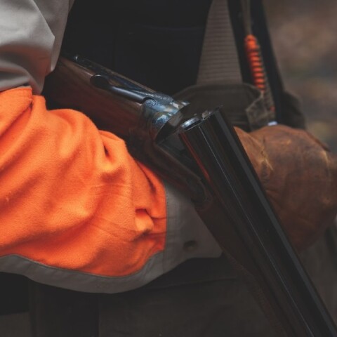 Κυνηγός με καραμπίνα