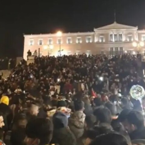 Χιλιάδες Πακιστανοί στο Σύνταγμα για την αλλαγή του χρόνου