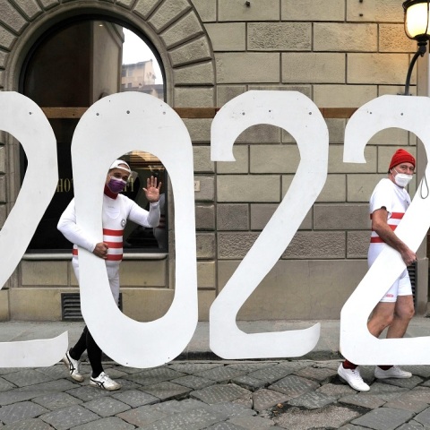 Άνδρες που κουβαλούν κατασκευή για το 2022