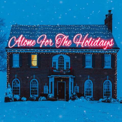 Σπίτι στα χιόνια με neon επιγραφή «Alone for the holidays»