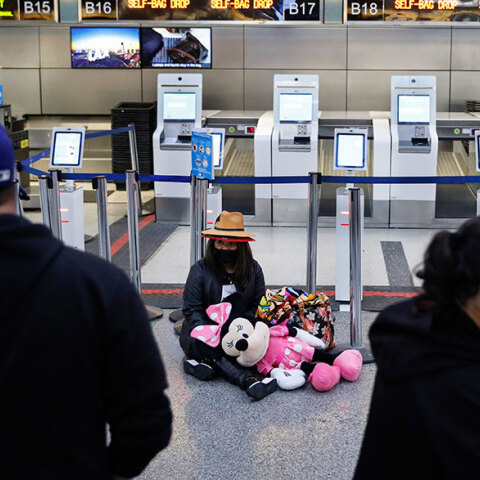 Σε απόγνωση οι επιβάτες στο διεθνές αεροδρόμιο του Λος Άντζελες, καθώς χιλιάδες πτήσεις ακυρώθηκαν λόγω της μετάλλαξης Όμικρον