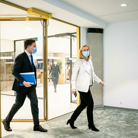 Μαρκ Ρούτε (πρωθυπουργός στην Ολλανδία) με τη νέα υπουργό Οικονομικών Ζίγκριντ Κάαγκ